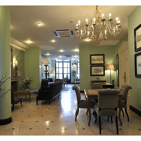 Hotel De La Treille Lila